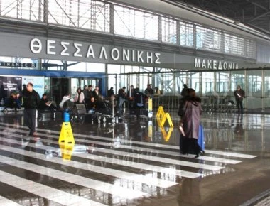 Πολίτες άνοιξαν πανό για το Αφρίν στα γκισέ της Turkish Airlines στο αεροδρόμιο Μακεδονία (βίντεο)